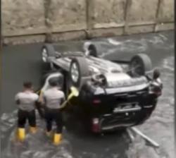 Salah Injak Pedal, Mobil Nyemplung ke Sungai di Bandung