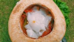 Wisata ke Hobbit Hills, Yuk Coba Rasa Unik Daging Sapi dalam Kelapa