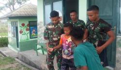 Satgas Pamtas Yonif 741 Evakuasi Bocah yang Tersangkut Pohon di NTT