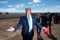 Di Perbatasan Meksiko, Trump ke Imigran: Negara Kami Sudah Penuh