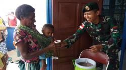 Cegah Polio, Satgas Yonif 755 Vaksinasi Ibu Hamil dan Balita di Mappi