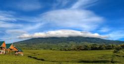 Mengintip Keindahan Gunung Dempo yang Dikelilingi Bukit Barisan Hijau