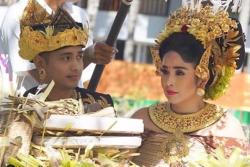 Beda Usia 17 Tahun, Ajun Perwira Mantap Menikahi Jennifer Supit 