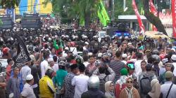 Aksi Massa 2 Kelompok Berbeda di Bawaslu Sumut Memanas, Polisi Buat Barikade