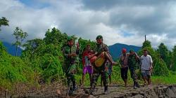 Tembus Sungai Mamberamo, TNI Evakuasi Anak Penderita Malaria
