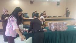 Kejari Pontianak Pamer Uang Tunai Barang Bukti Sitaan Kasus Korupsi Rp4,7 Miliar