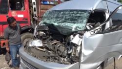 Toyota Hiace Tabrak Dump Truk di Tol Jombang akibat Sopir Ngantuk, 6 Orang Luka
