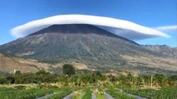 Fenomena Unik, Awan Melingkari Puncak Gunung Rinjani seperti Topi