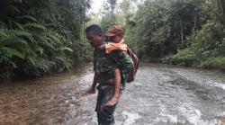 Video Prajurit TNI Seberangkan Siswa SD di Sungai Berarus Deras Riau