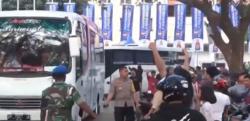 Video 2 Bus Persija Diserang Usai Uji Lapangan di Stadion Andi Mattalata Makassar
