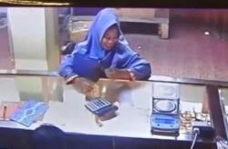 Rekaman CCTV Detik-Detik Perempuan Curi Emas 60 Kg di Polewali Mandar