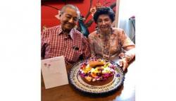 Rayakan HUT Pernikahan Ke-63, Mahathir dan Siti Hasmah Disarankan Kencan Lagi