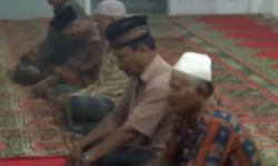 Jamaah Tarekat Naqsabandiyah di Padang Gelar Salat Idul Adha Sabtu