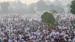 Ribuan Umat Muslim Riau Salat Idul Adha di Tengah Kabut Asap