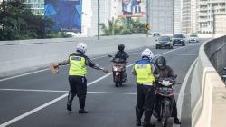 Pengendara Motor Nekat Melintasi JLNT Kampung Melayu-Tanah Abang