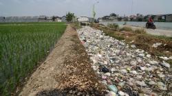 Foto-Foto Kali di Bekasi Tertutup Sampah