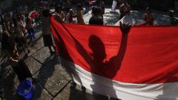 Aksi Siswa SD Negeri di Solo Mencuci Bendera Merah Putih