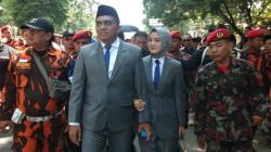 Diarak Ribuan Warga, Pasutri Ini Dilantik Jadi Anggota DPRD Pekalongan