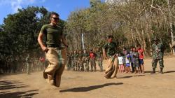 Melihat Keseruan Marinir TNI AL dan Marinir AS Lomba Balap Karung