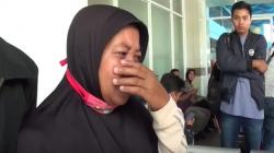 Tangis Keluarga Korban KM Santika yang Terbakar di Perairan Masalembu Sumenep