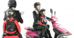Bonceng Anak Kecil, Biasakan Pasang Standar dan Matikan Motor saat Berhenti
