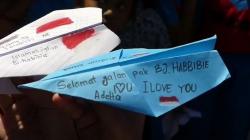 Kenang BJ Habibie, Ratusan Siswa SD di Joglo Solo Terbangkan Pesawat Kertas