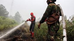 Aksi Spiderman Bantu Pemadaman Kebakaran Lahan di Riau