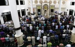 Lebih dari 900 Muslim Palestina Gelar Salat Ghaib untuk Habibie di Gaza