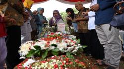 Ramai Peziarah Selfie di Makam BJ Habibie, Begini Hukum dan Adab Ziarah Kubur<