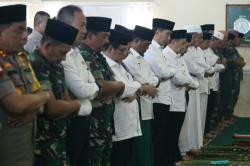 Jokowi Salat Minta Hujan Sebelum Tinjau Kebakaran Hutan di Riau