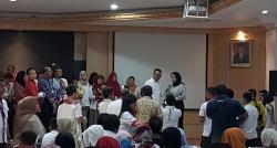 Imam Nahrawi Teteskan Air Mata saat Salami Pegawai dan Pejabat Kemenpora