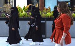 Terbitkan Visa Turis, Saudi Perlonggar Aturan Berpakaian bagi Perempuan Asing