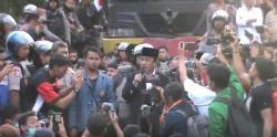 Ribuan Mahasiswa Demonstrasi di Mataram Pilih Bertahan di Halaman Gedung DPRD NTB hingga Petang