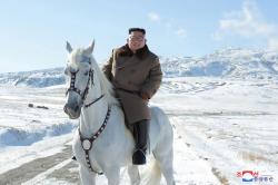 Kim Jong Un Pamer Naik Kuda Putih di Puncak Tertinggi Korut, Pertanda Siap Lawan Trump?