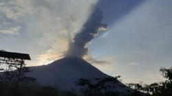 Gunung Merapi Meletus Hari Minggu Siang