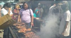Tangkal Isu Ikan Makan Bangkai Babi, Pedagang di Medan Gelar Festival Makan Ikan Gratis