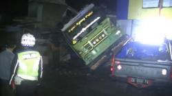 Truk Pasir Tabrak Ruko di Cianjur, 3 Orang Sekeluarga Tewas Tertimbun Reruntuhan