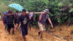 Jalan di Bengkayang Rusak, Bocah SD Dievakuasi ke Puskemas Pakai Tandu Buatan