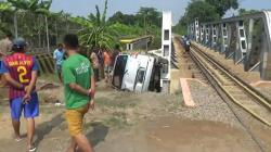 Kereta Api Tabrak Minibus di Perlintasan Tanpa Palang Pintu di Pasuruan, 1 Tewas