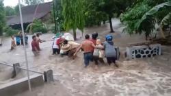 Doa saat Hujan Deras Disertai Petir dan Angin Kencang<