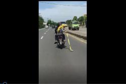 Viral Remaja Putri yang Naik Motor Sambil Bawa Gir, Polsek Cepiring Buru Pelaku