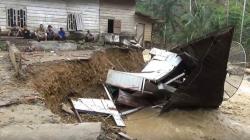 Banjir Bandang Labura, 5 Orang Sekeluarga Hilang Terseret Arus Bersama Rumah Mereka