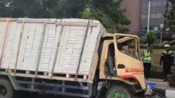 Kecelakaan di Dekat Tol Semanggi, Bagian Depan Truk Pengangkut Hebel Rusak Parah