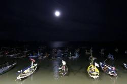 Fenomena Supermoon, Ribuan Karung Pasir Disiapkan Antisipasi Rob