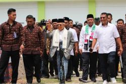 Ketika Ma'ruf Ajak Media Jalan 1,5 Km Keliling Ponpes An Nawawi Tanara
