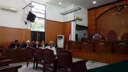 Ratna Sarumpaet Kembali Pose Dua Jari di Sidang Vonis Hari ini
