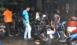 Video Bengkel Sepeda Motor Ramai Diserbu Konsumen Korban Banjir