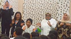 Menteri PPPA dan Fery Farhati Baswedan Hibur Anak-Anak di Pengungsian Kampung Pulo