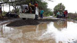 Pelaku Wisata Glagah Benahi Jalur Rusak Pakai Dana Pribadi