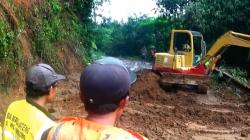 Tertutup Longsor, Jalur Utama Menuju Wisata Dieng dari Banjarnegara Dialihkan